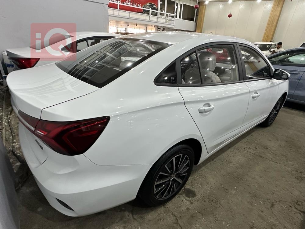 ئێم جی 5 پڵەس